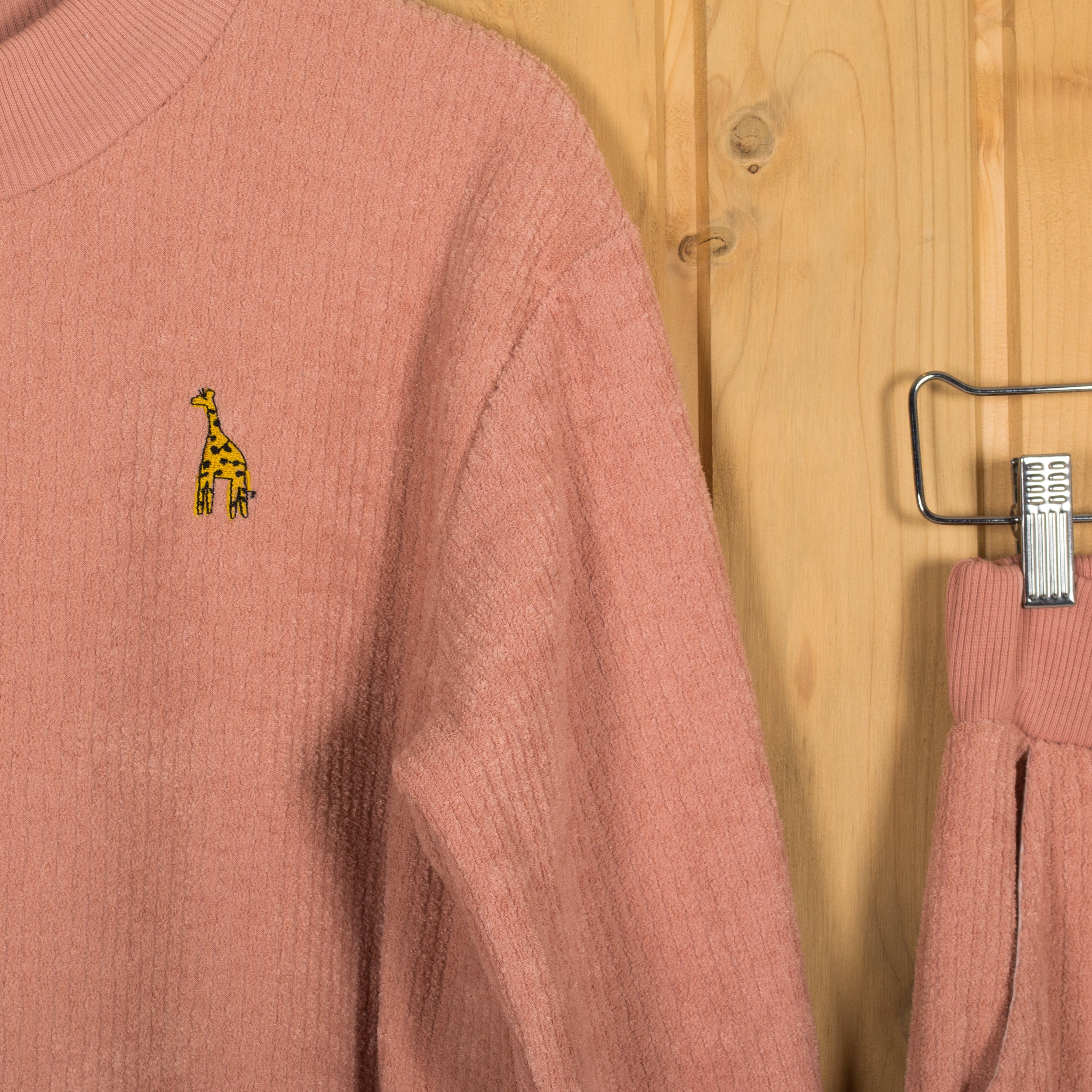 Sweatshirt rosa com girafa bordada